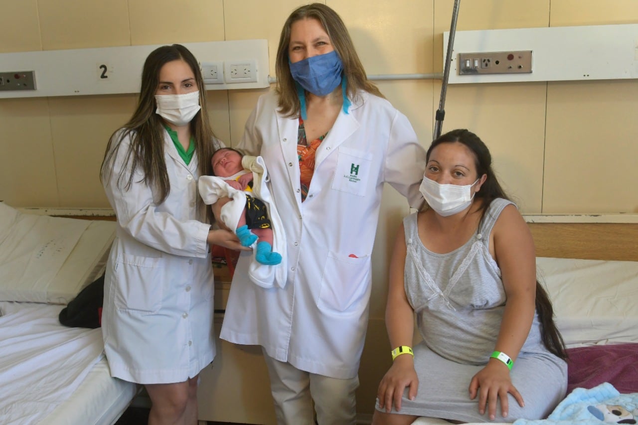 Alejandra Ponce, la médica residente que trajo al mundo al pequeño, junto a la directora del Hospital, Roxana Cabrera, Aarón, y mamá Diana. / Orlando Pelichotti 