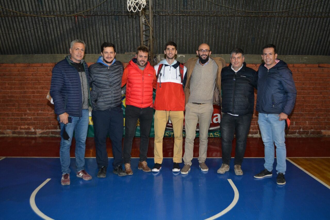 Nicolás Popón junto a su equipo de trabajo: Eduardo Martín; Augusto Carignano; Andy Berman; Diego Cantón; Daniel Quintana y Fernando Martín. Faltan: Nahuel García; Enrique Tolcachier y José Luis Sáez./ Gentileza: ANDRES AREQUIPA