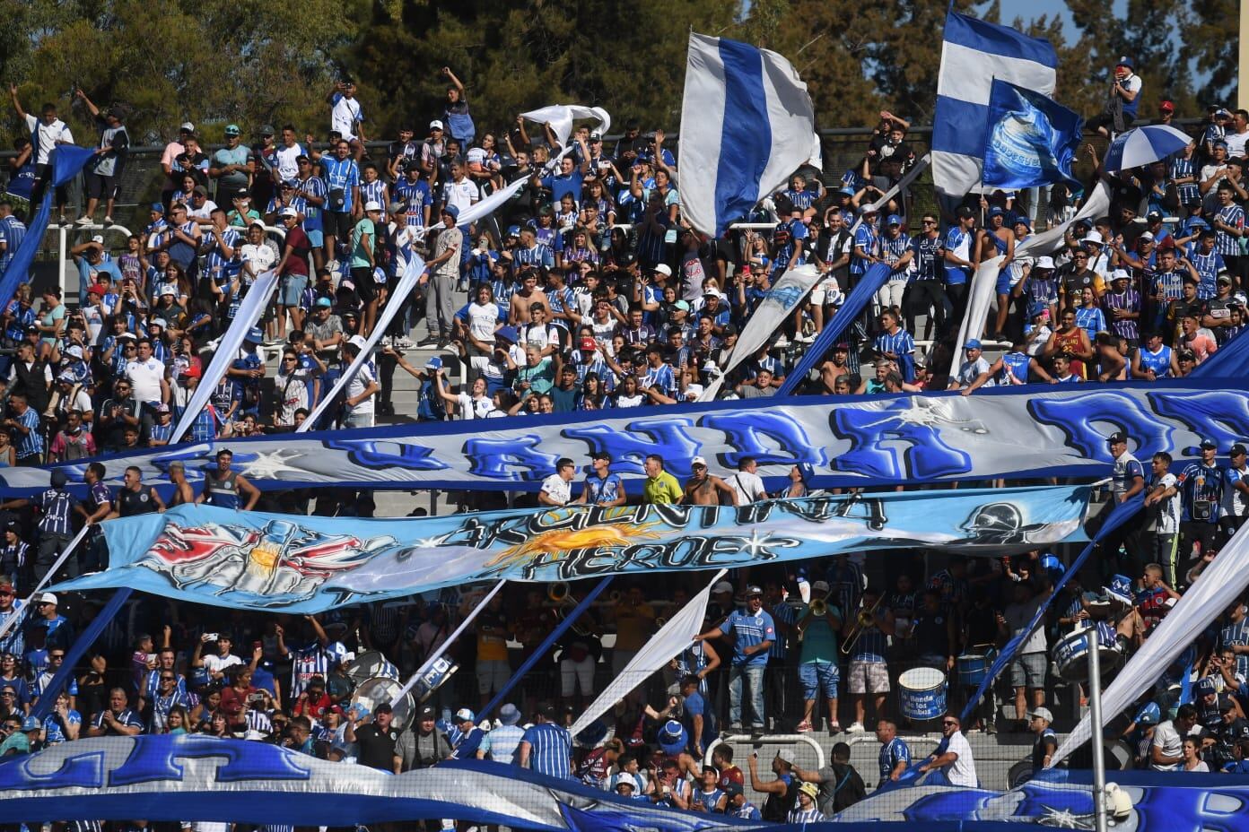 La gente de Godoy Cruz respondió con creces e hizo explotar la popular SUR. / José Gutiérrez ( Los Andes).