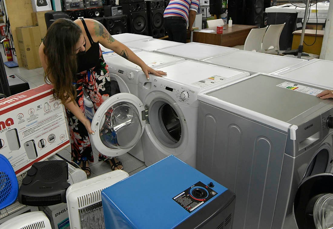 "Ahora 30", permite estirar los pagos de algunos productos de línea blanca en cuotas fijas y por más de dos años. Foto: Orlando Pelichotti / Los Andes




