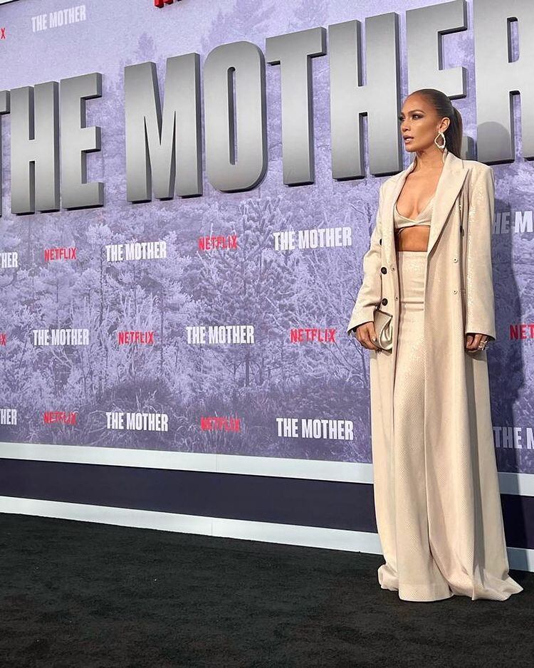 JLo se lució en la alfombra roja de The Mother