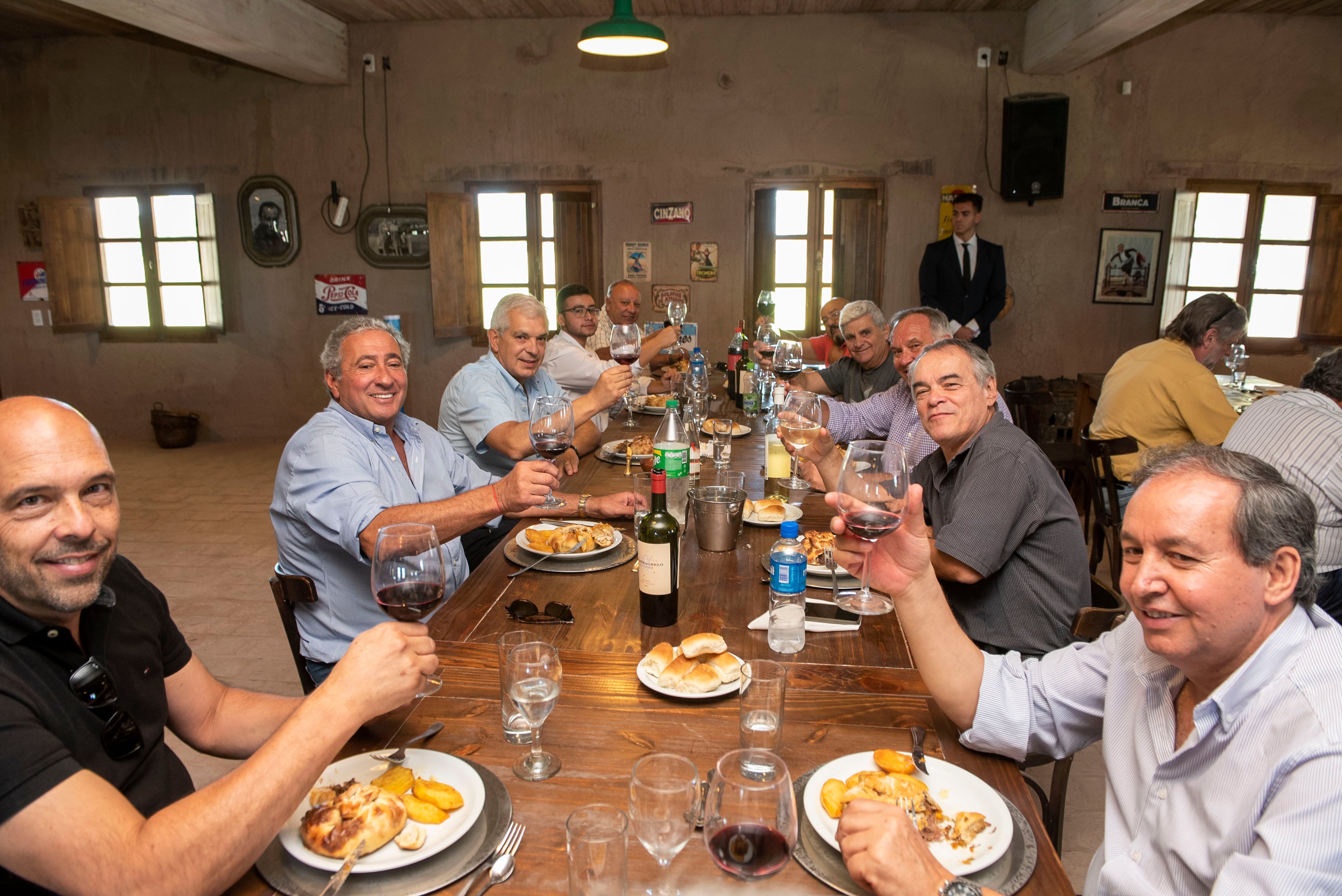 Los protagonistas del almuerzo alzaron sus copas en un afectuoso brindis.