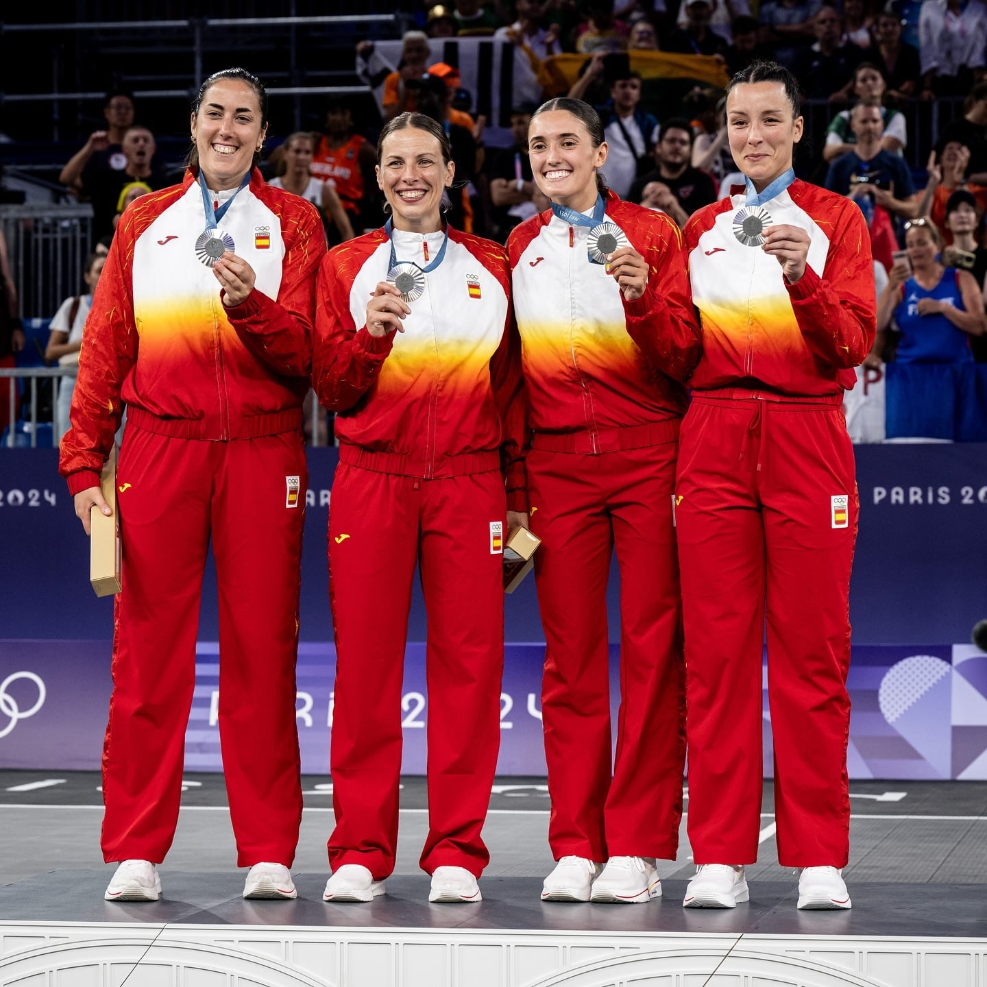 Juana Camilión (segunda desde la derecha), medalla de plata en el 3x3 femenino