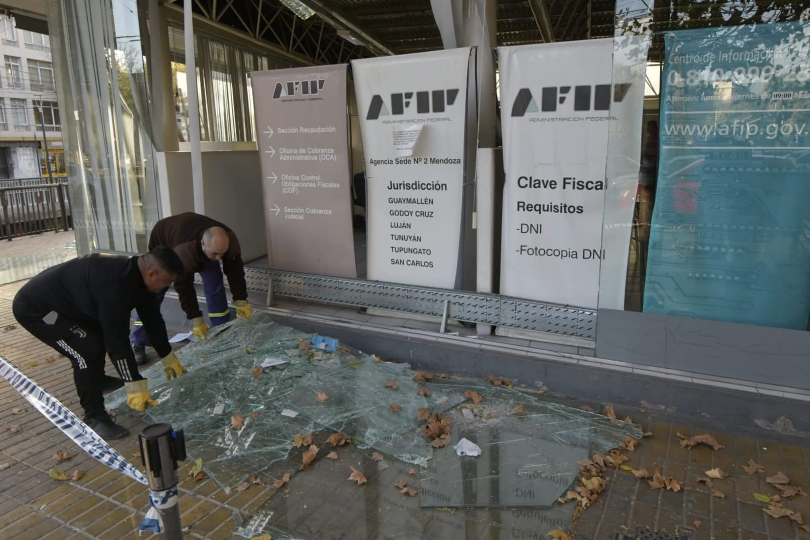 Vidrios estallados en la sede N°2 de AFIP en Mendoza tras el viento Zonda (Orlando Pelichotti / Los Andes)