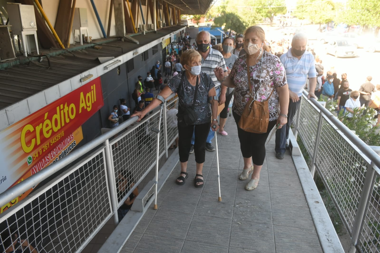 María Silva de 78 años con muletas. 