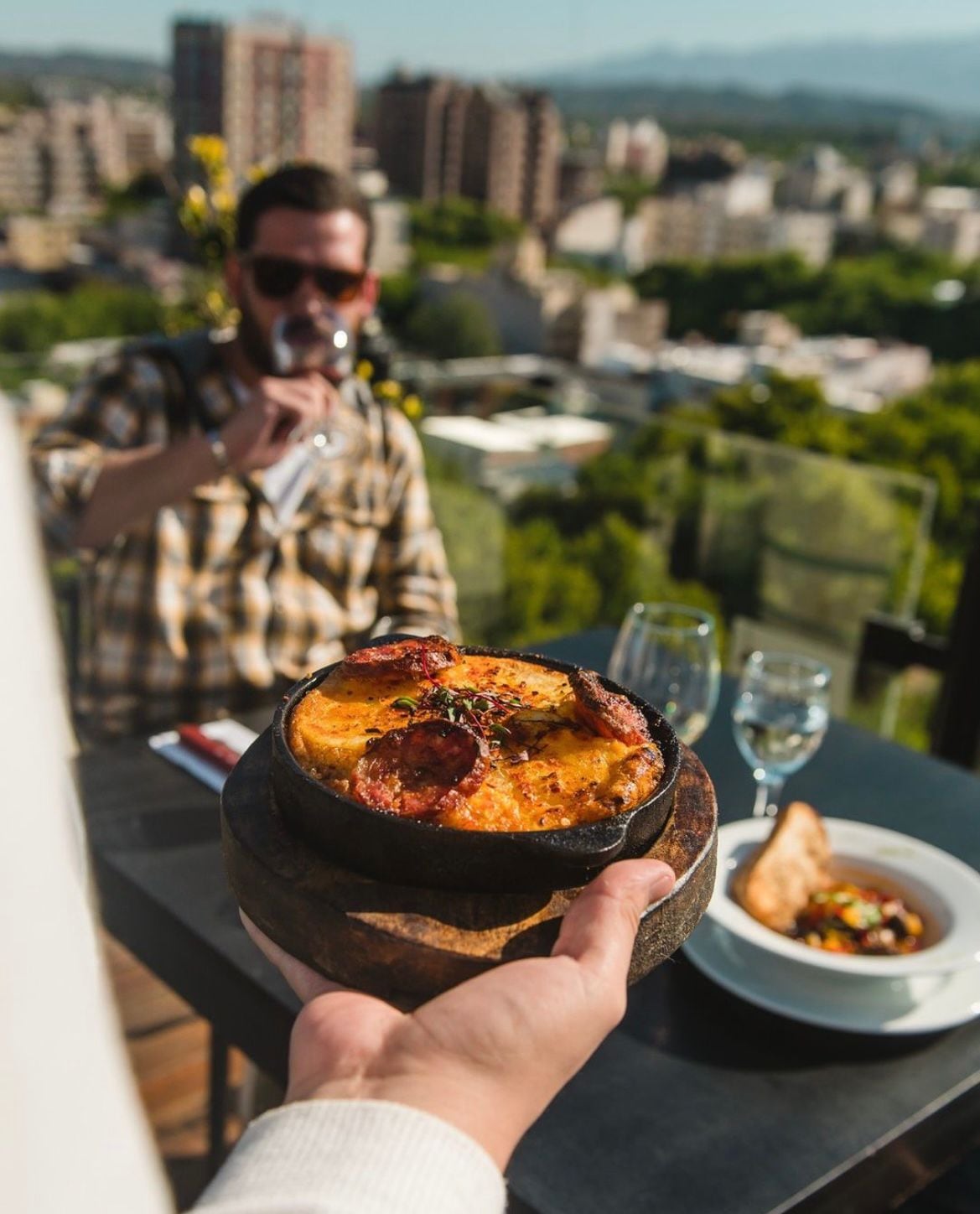 El Faro Bistró ofrece una experiencia gastronómica única.