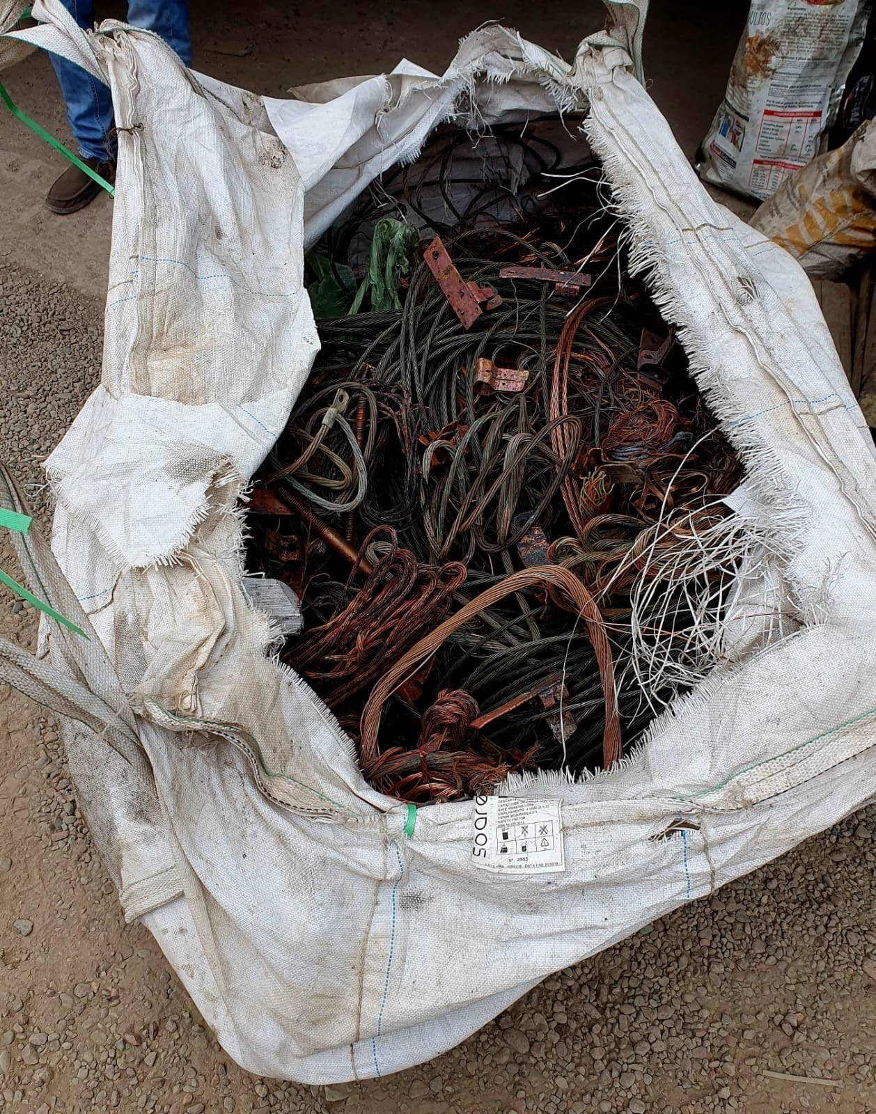 Recuperaron cientos de kilos de bronce y cobre robados de placas fúnebres, cables y medidores de agua. | Foto: Prensa Ministerio de Seguridad