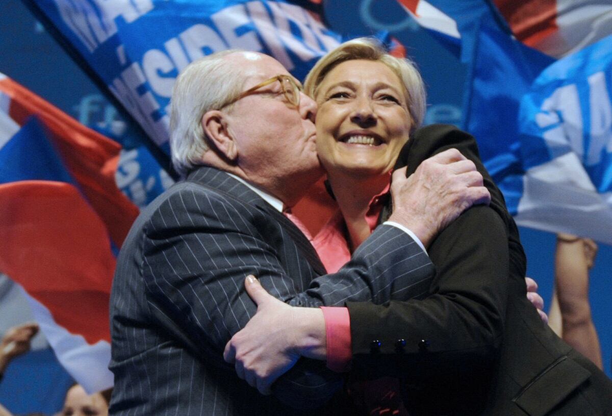 Jean-Marie Le Pen, histórico ultraderechista de Francia, junto a su hija Marine. Se habían distanciado. (Foto archivo)