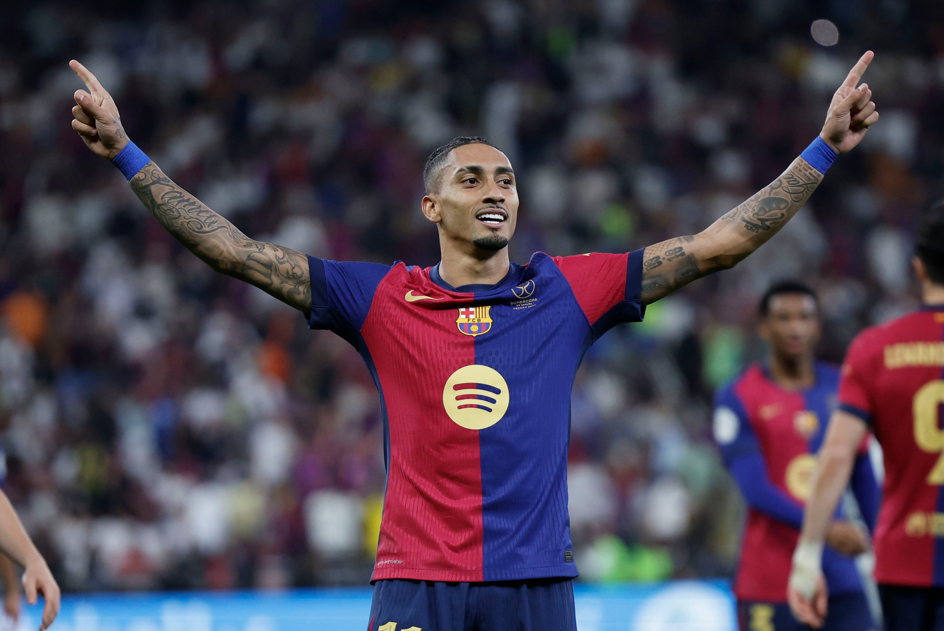 El delantero brasileño del Barcelona Raphinha celebra el quinto gol de su equipo durante el partido de la final de la Supercopa de España de fútbol entre el Real Madrid y el FC Barcelona, este domingo en Yeda, Arabia Saudí. EFE/ Alberto Estévez
