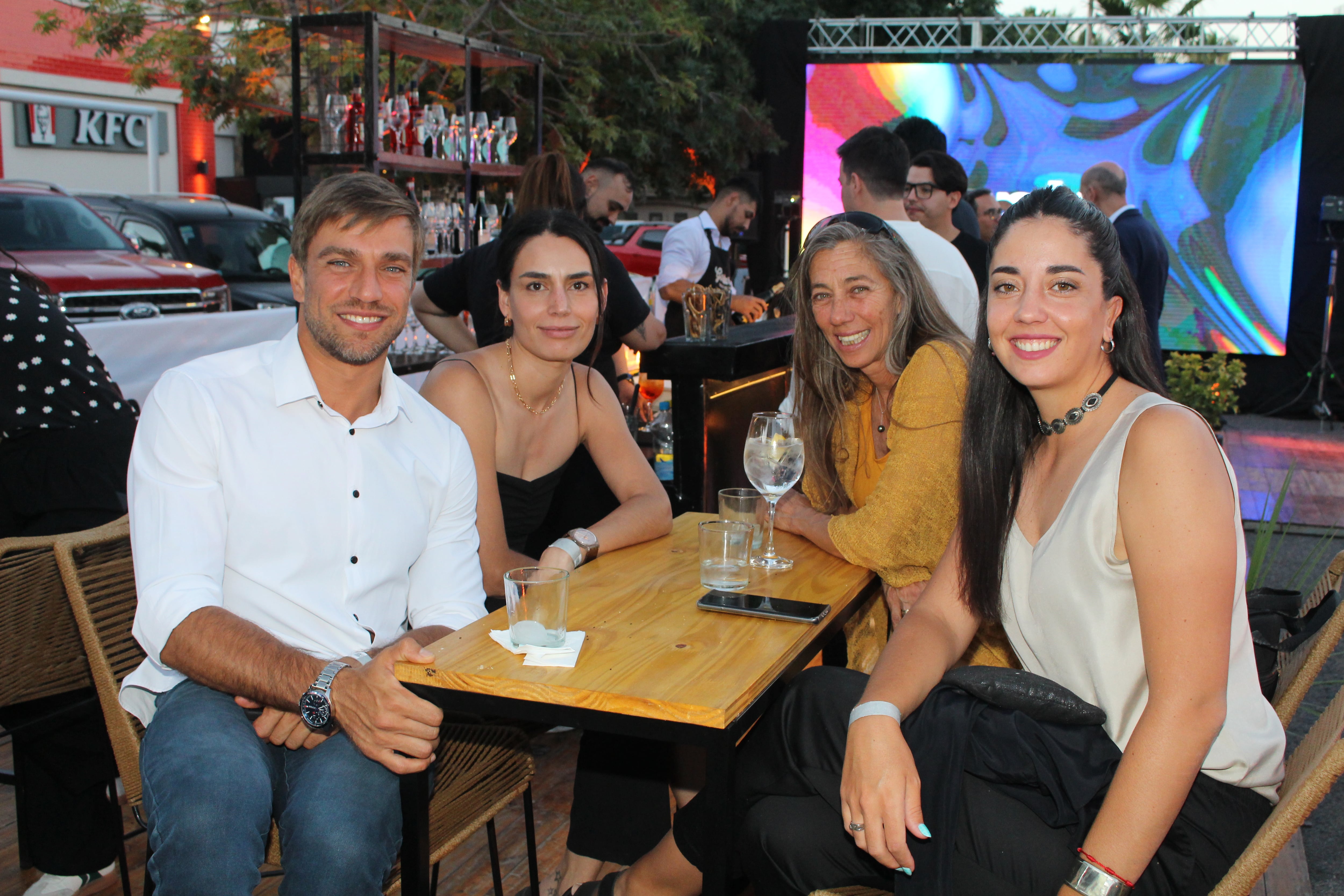 Gastón Suarez Duek, Melisa Prado, Claudia Duek y Josefina Zamborain.