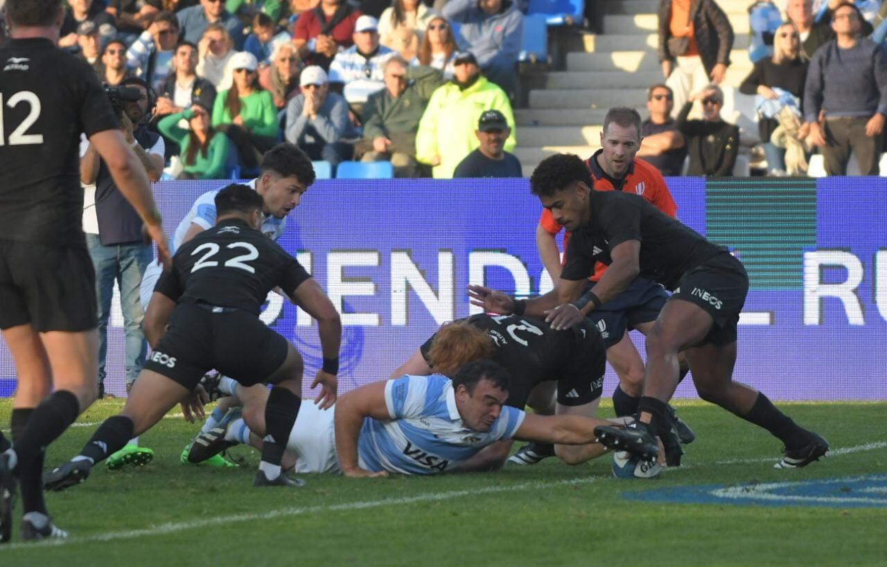 Jornada histórica: en un estadio Malvinas Argentinas repleto, Los Pumas cayeron por 41-12 con los All Blacks . / Marcelo Rolland (Los Andes).