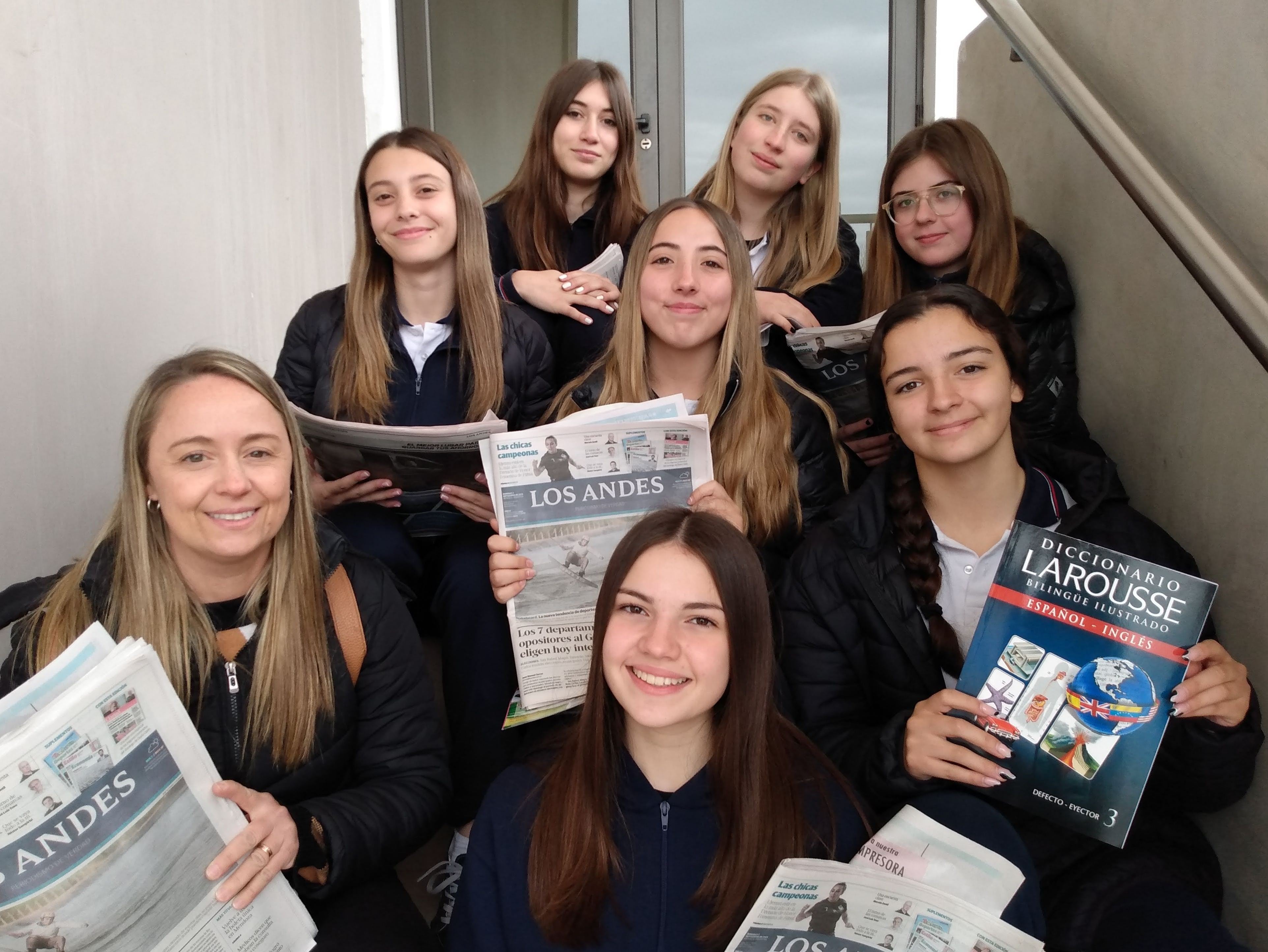 Camila, Santina, Francisca, Elena, Sofía, Guadalupe y Lucila, acompañadas por su profesora, Silene Armando.

