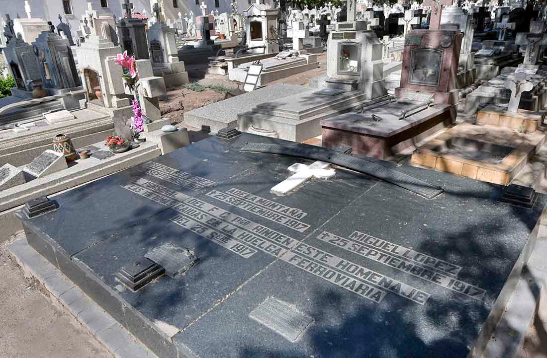 El Cementerio Municipal de la Ciudad de Mendoza en una gran importancia en su historia, arte fúnebre, también la arquitectura, la simbología y los epitafios de mausoleos, tumbas, lápidas y criptas.
Foto: Orlando Pelichotti