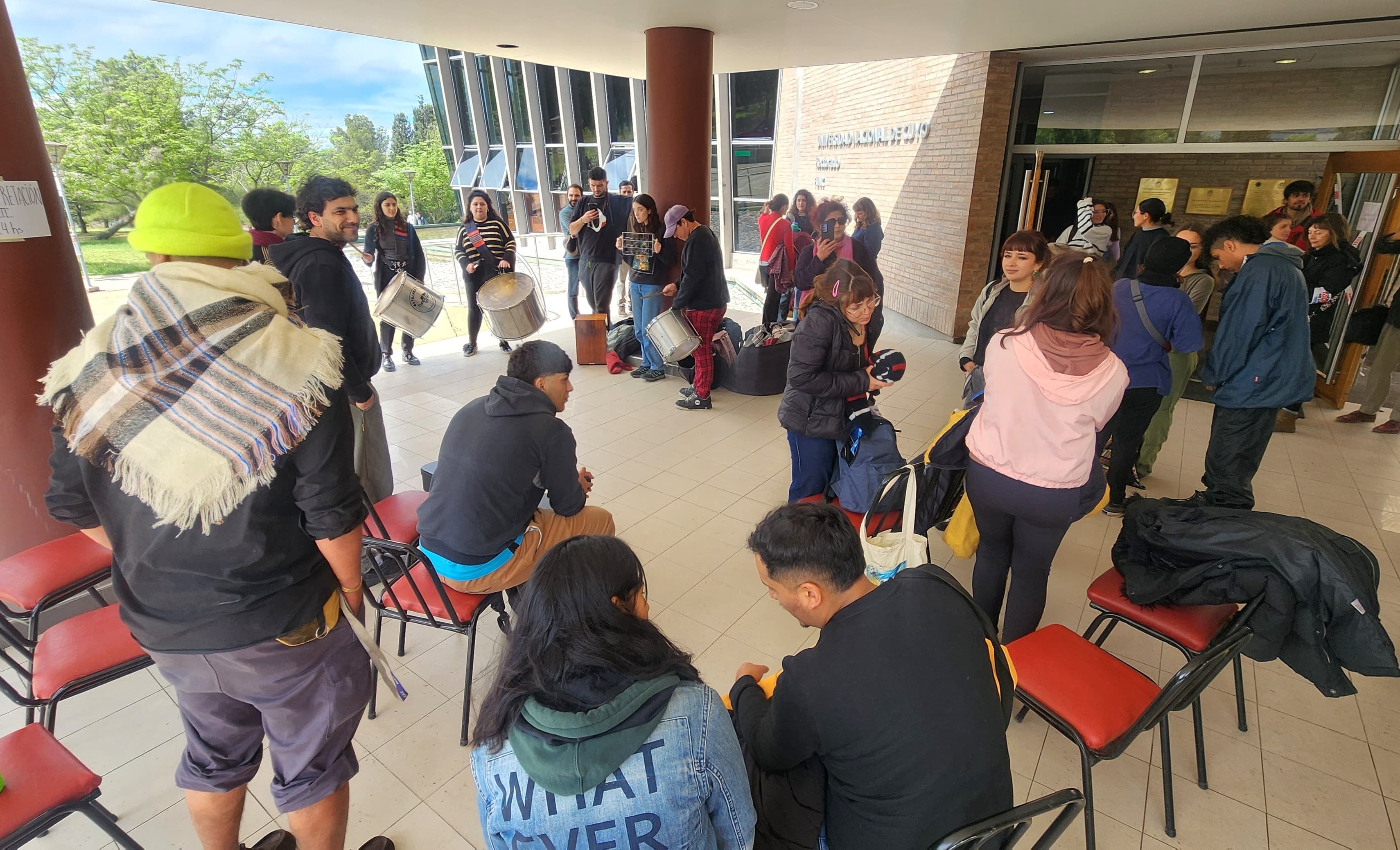 Estudiantes de la UNCuyo siguen en pie de guerra para defender el financiamiento universitario. Como en otras universidades del país, realizan una toma e hicieron una acción de visibilización en el ingreso al campus, mientras se debatía el veto a la Ley de Financiamiento en el Congreso