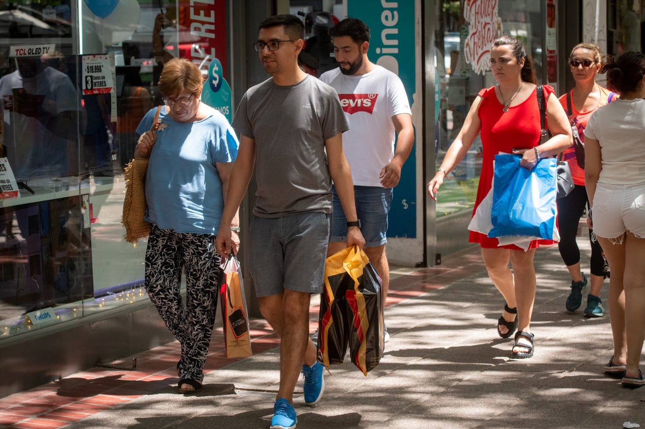 Los comercios de Mendoza denuncian fuerte caída en las ventas. Foto: Ignacio Blanco / Los Andes 