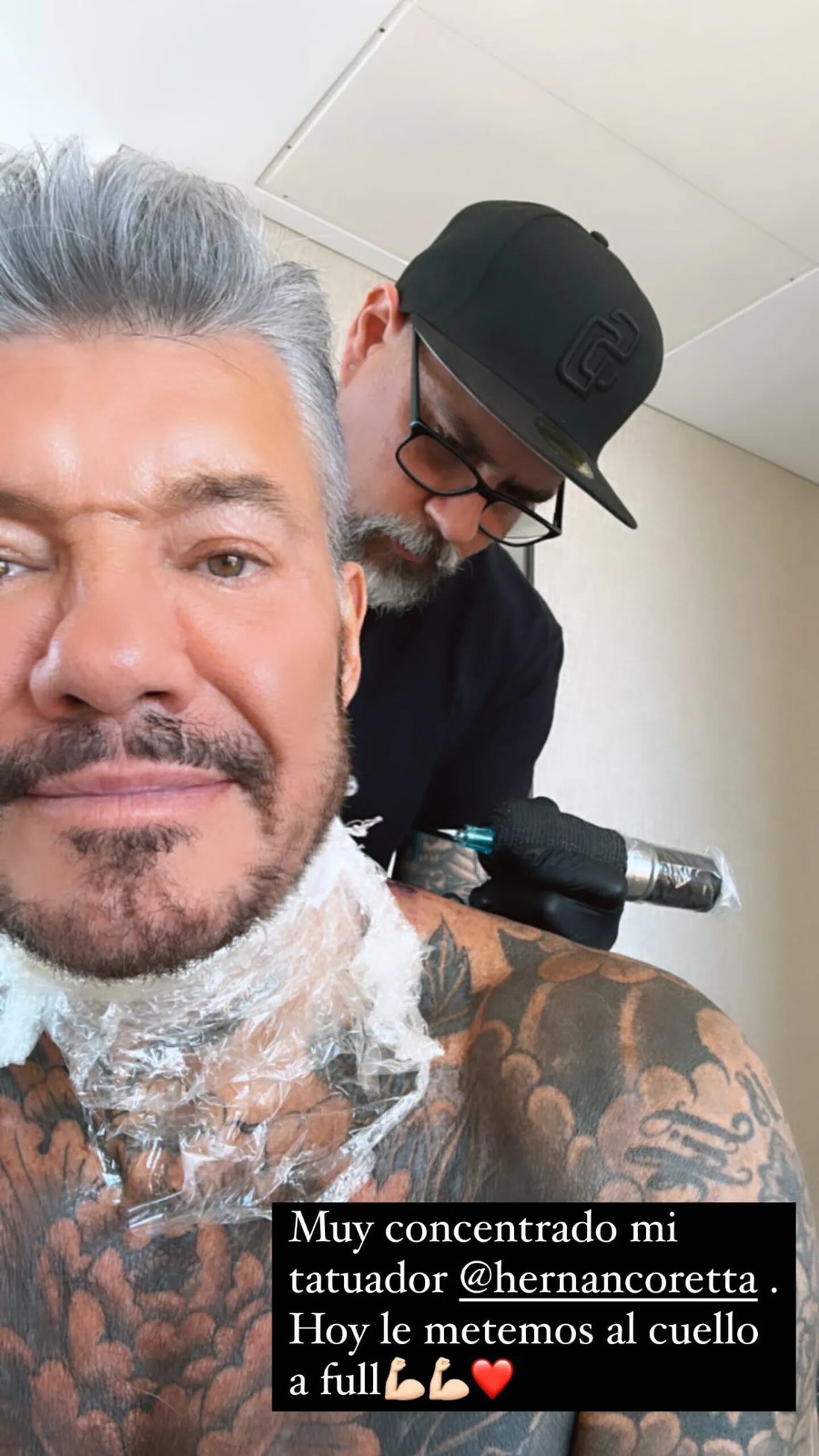 Así se hacía su nuevo tatuaje Marcelo Tinelli