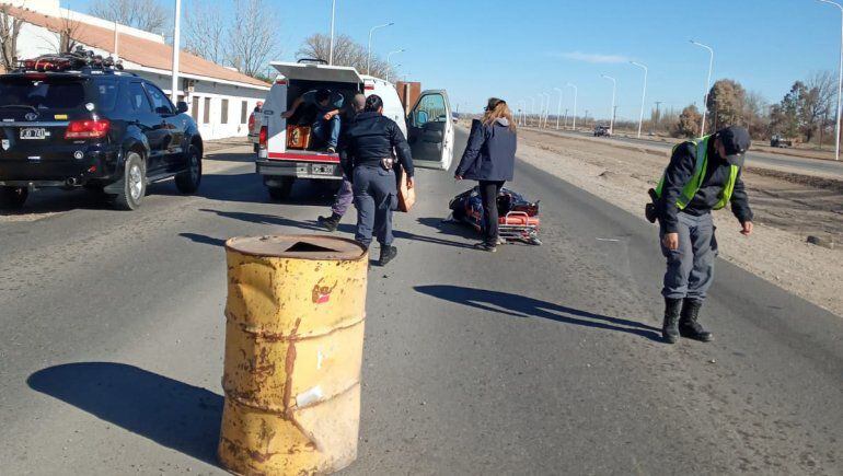 Un coche fúnebre perdió un ataúd con el cadáver en su interior.