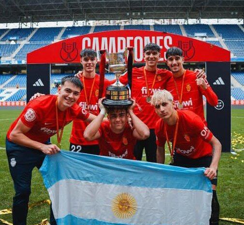 Alex Woiski junto a otros 5 juveniles argentinos del Mallorca: Gabriel Rodriguez, Tomas Balcedo, Nico Baratucci, Alejo Galiano y Fede Lussenhof