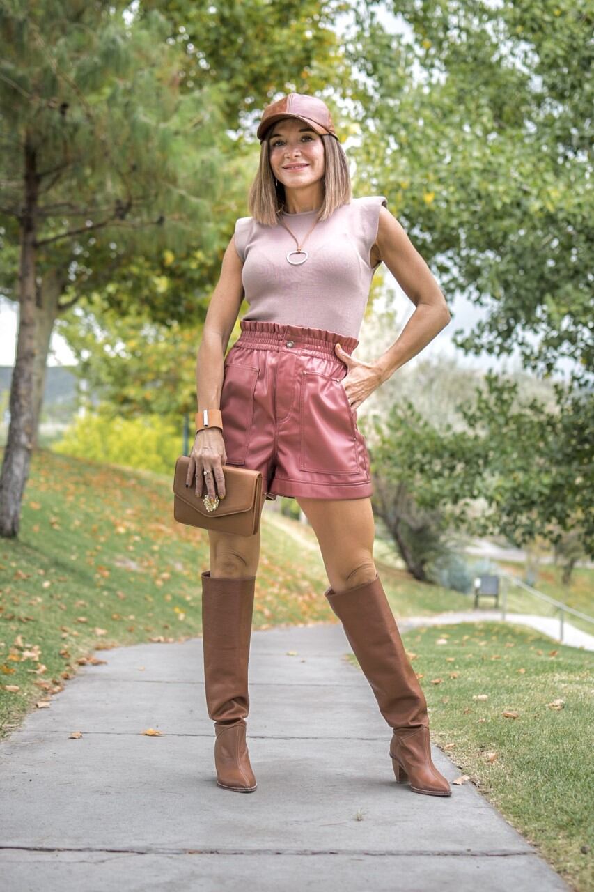 Agus de @cosa.de.mujeres con short , gorra  y botas de cuero. PH: Romi Abel