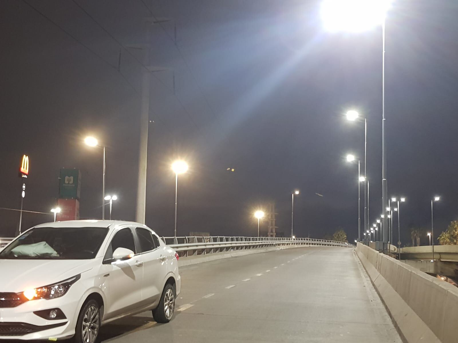 El conductor se acostó a dormir en el asiento trasero del vehículo mientras esperaba la grúa.  Foto: Gentileza Radio Mitre.