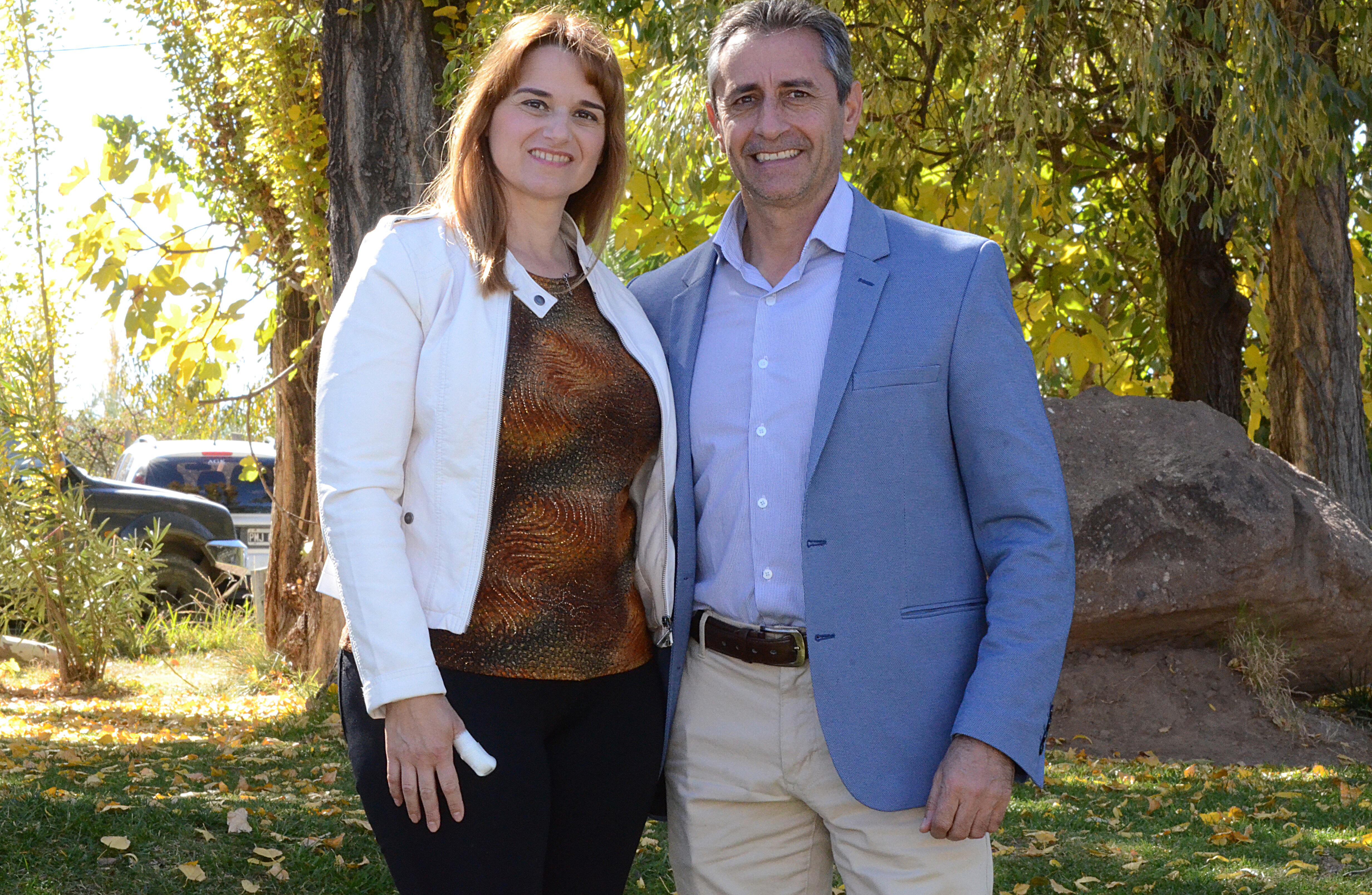 Rolando Scanio, intendente de San Carlos, junto a su esposa