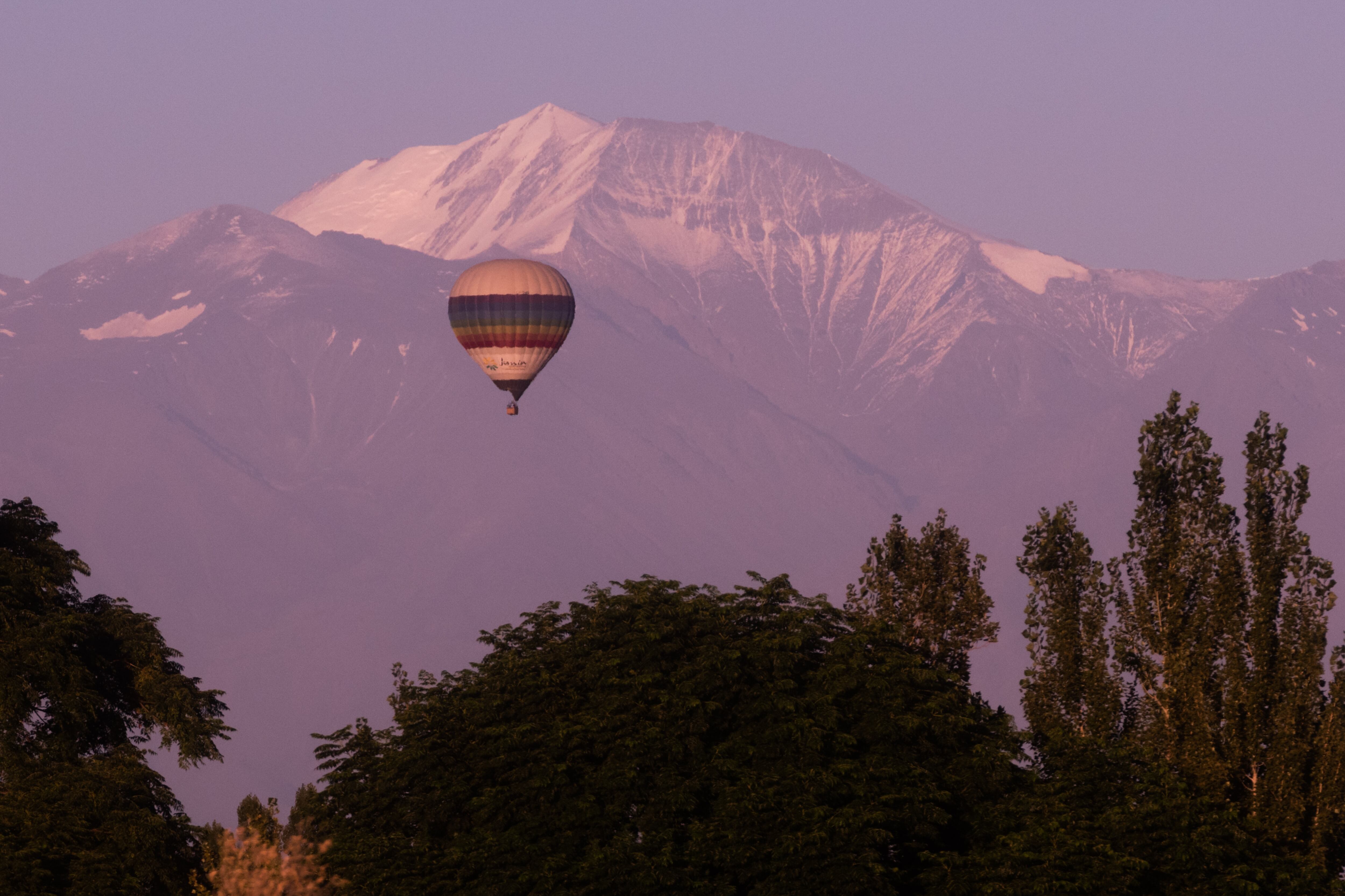 Se puede apreciar una vista magnífica de toda la región sobrevolando viñedos y olivares. La dirección de vuelo está determinada por el viento predominante de ese día, es decir que no hay una ruta fija.