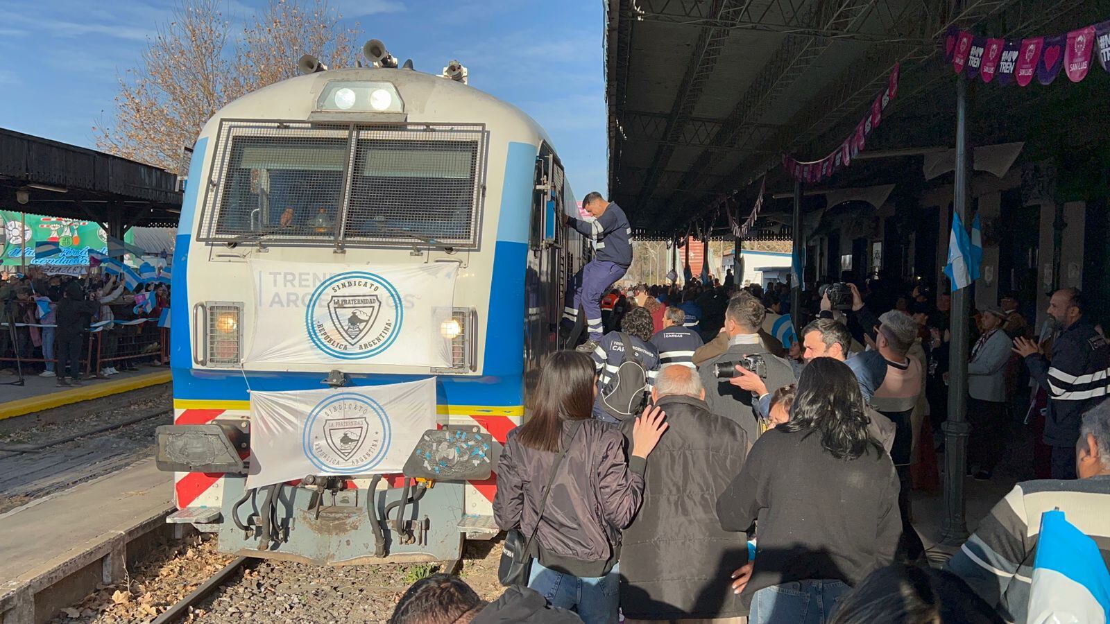 El tren de pasajeros llegó a 400 km de Mendoza: así se vivió el día de fiesta y el sueño de la vuelta. Foto: Gentileza Pablo Anglat.