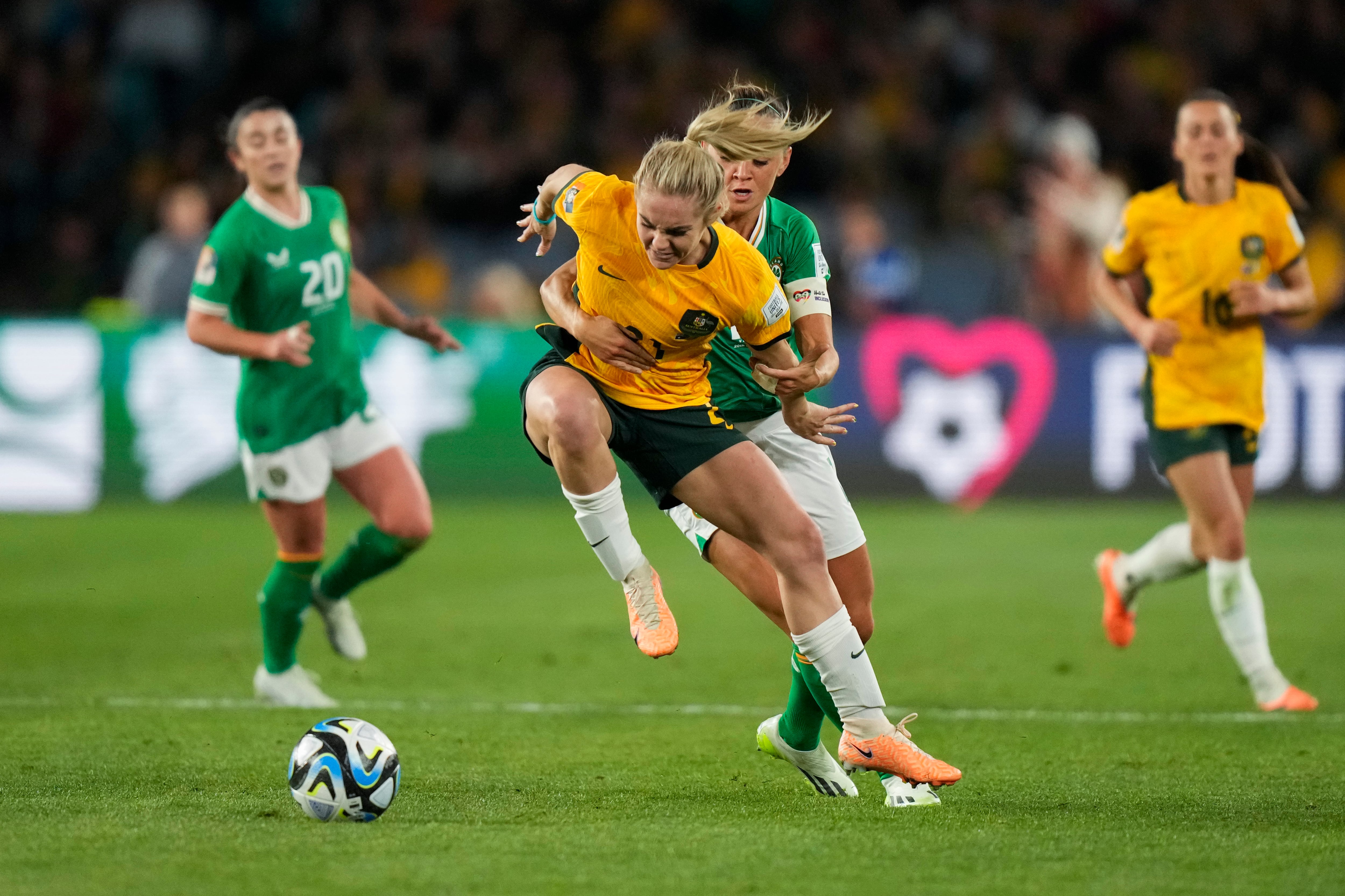 Australia derrotó a Irlanda y arrancó con el pie derecho el Mundial. (AP Foto/Rick Rycroft)