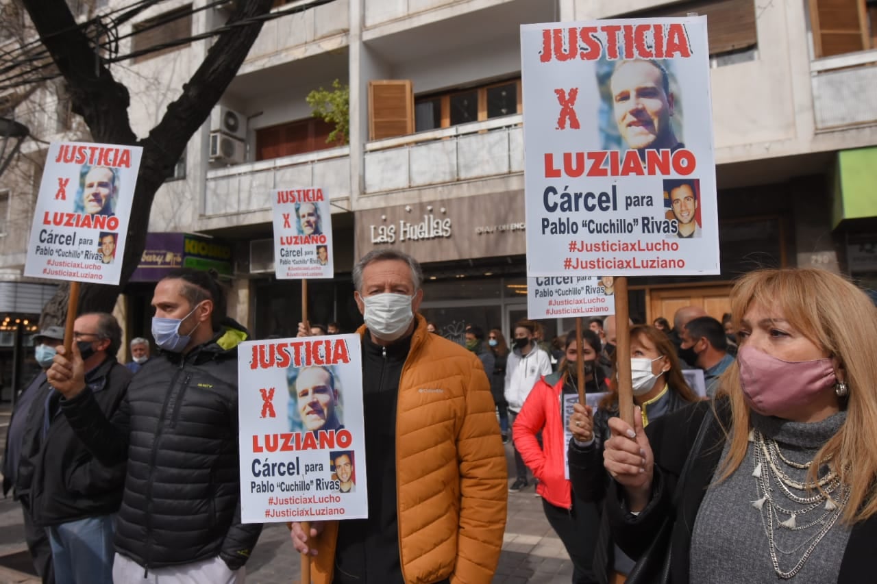 La familia de Luziano marchando este lunes. Claudio Gutiérrez - Los Andes.