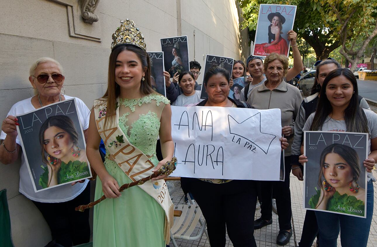 Comenzó esta mañana el canje de entradas y la venta de remanente para el Acto Central (sábado 4 de marzo) y las dos repeticiones de la Fiesta Nacional de la Vendimia 2023, en el Teatro Independencia.
En la foto, la reina de La Paz Ana Laura Verde 
Foto: Orlando Pelichotti