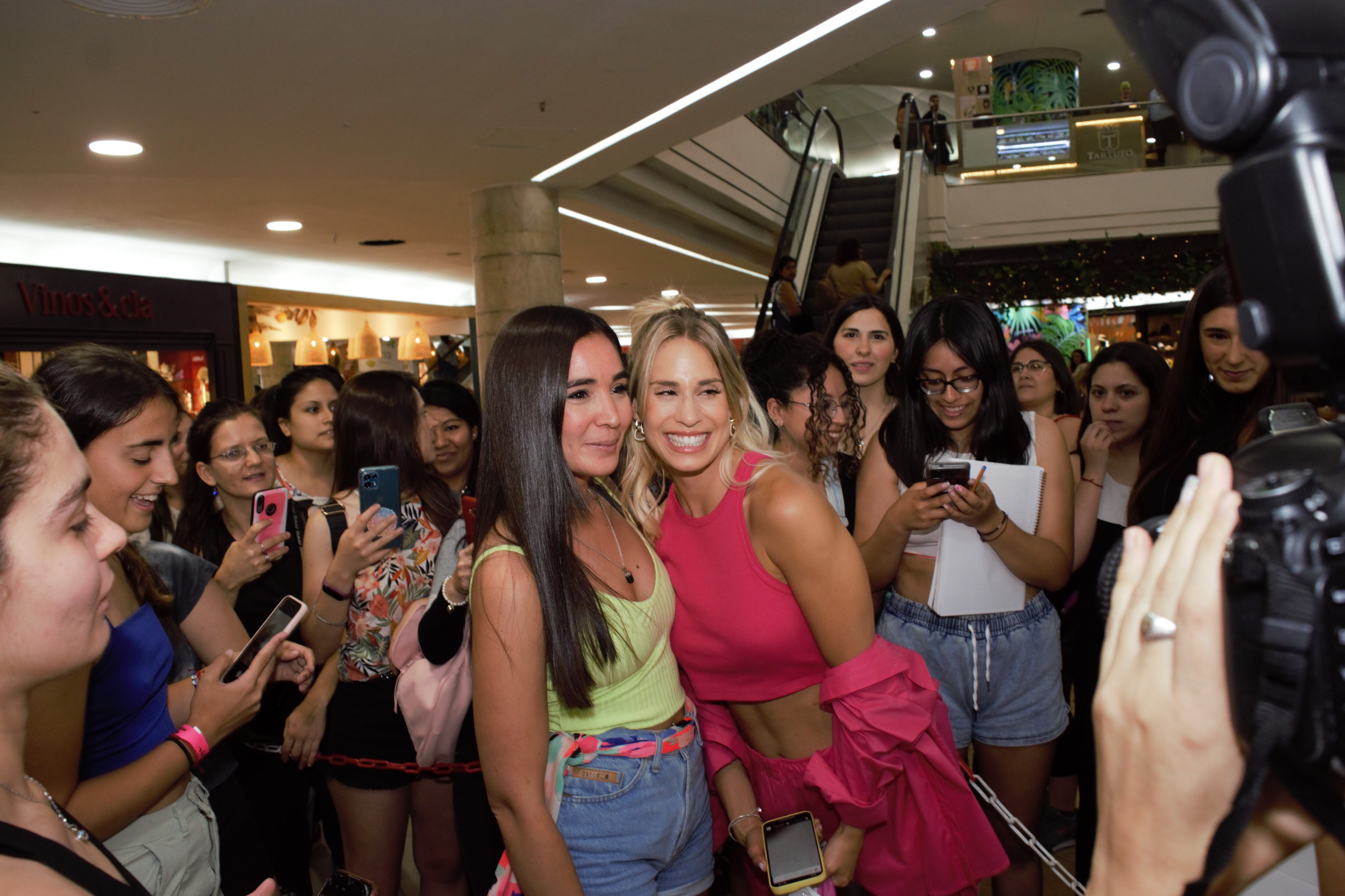 Juli Puente junto a sus fans