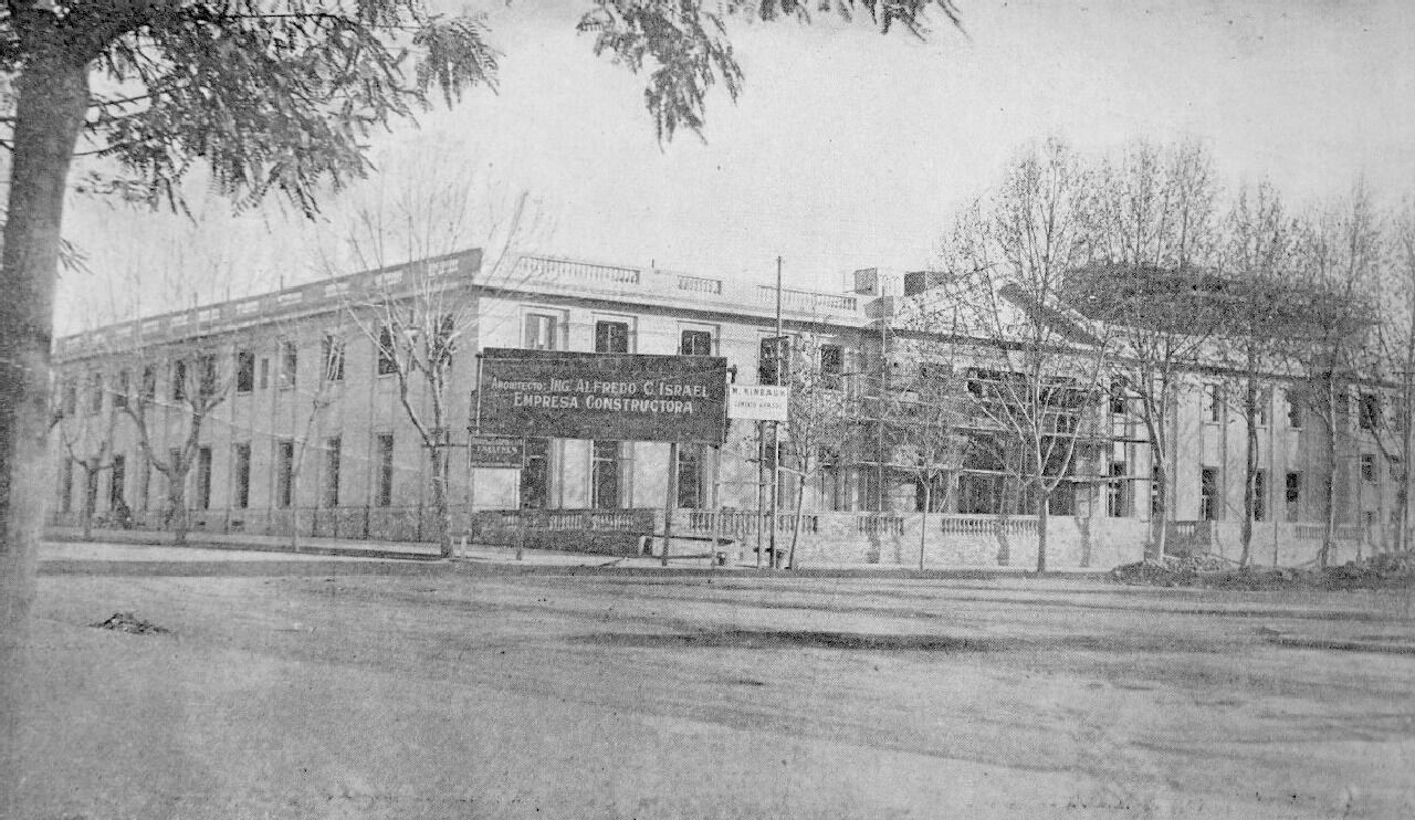 Vista de la construcción del conjunto Plaza Hotel, Casino y Teatro Independencia.  Gentileza Archivo General de Mendoza
Foto. Orlando Pelichotti