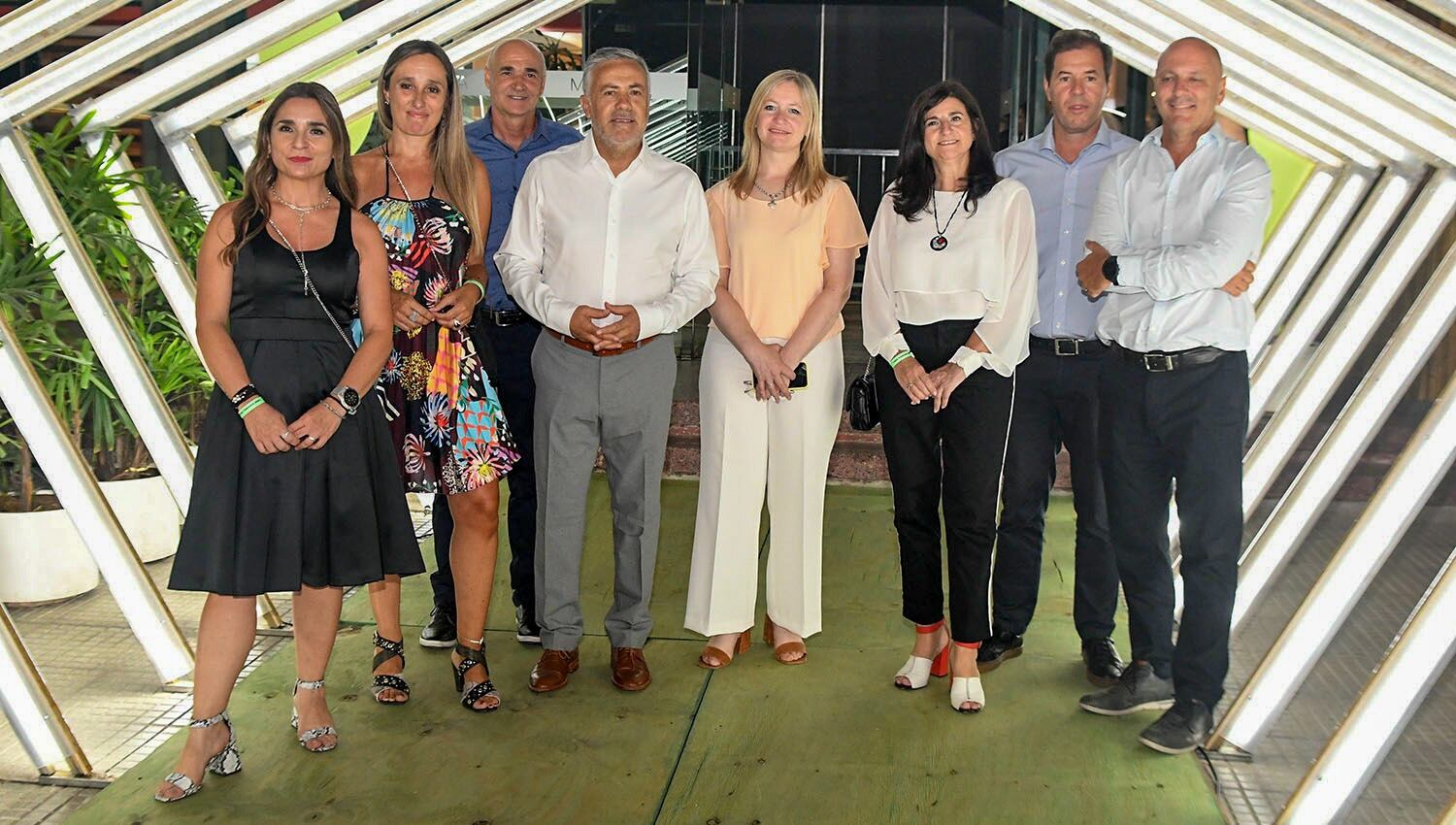 Autoridades presentes junto al equipo de VEA: el gobernador Alfredo Cornejo; la vicegobernadora Hebe Casado; Diego Marcantonio, Country Manager Cencosud; Alejandro Arruiz, Gerente General Supermercados Arg y José Rodríguez, Gerente de operaciones.


