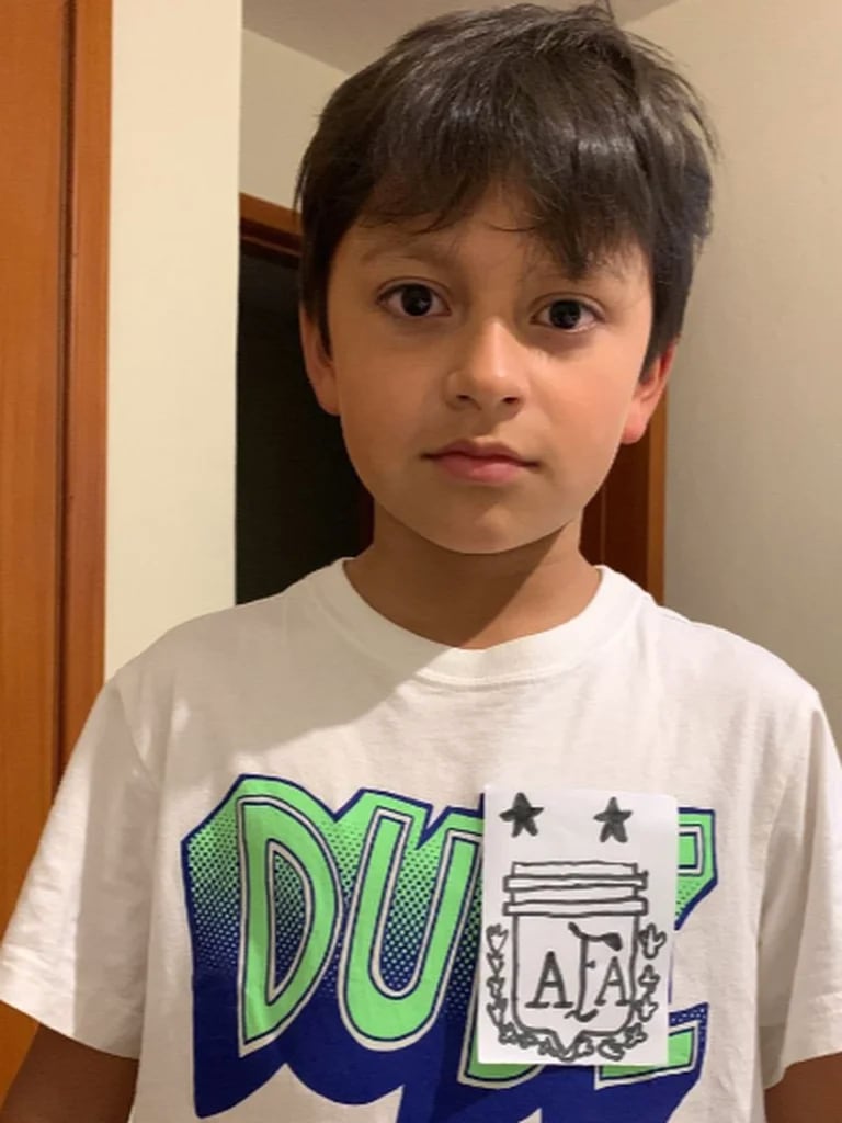 Un pequeño fue fotografiado con una camiseta casera del capitán de Argentina y conmovió en las redes. Twitter.