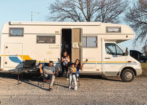 Son mendocinos, viven en América del Norte y “pausaron” todo para recorrer el continente en una casa rodante. Foto: Instagram @persiguiendocaminos