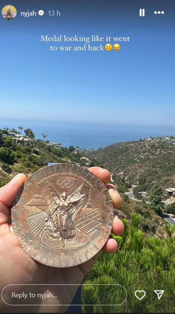 El ganador del bronce mostró el deterioro de la medalla olímpica.