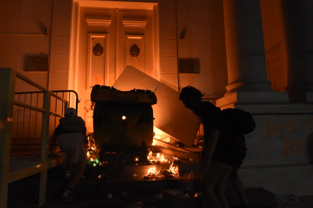 Un pequeño grupo de manifestantes que pedía justicia por el femicidio de Florencia Romano incendió la Legislatura de Mendoza on bombas molotov.