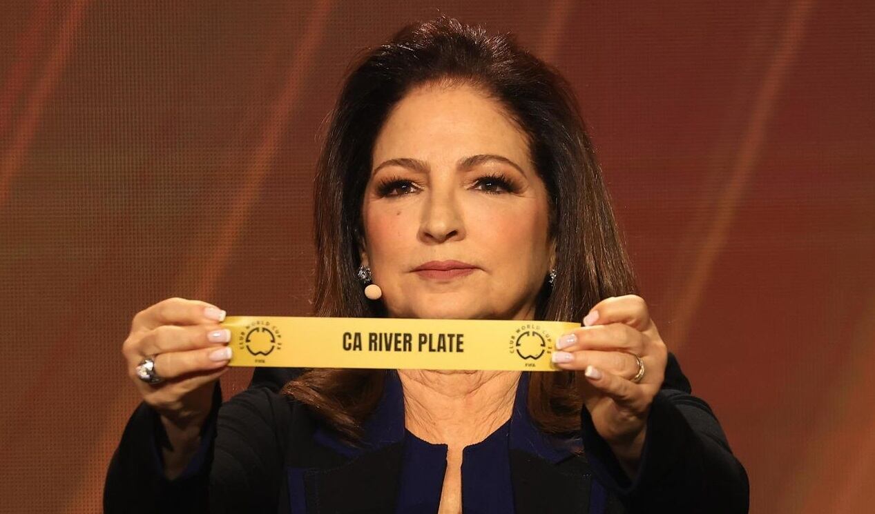 La cantante Gloria Estefan muestra el nombre de River Plate durante la ceremonia del sorteo de la Copa Mundial de Clubes de la FIFA 2025 /Foto: EFE