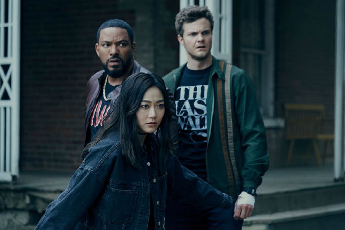 Laz Alonso (Mother's Milk), Karen Fukuhara (Kimiko) y Jack Quaid (Hughie Campbell) en The Boys - Amazon Prime Video