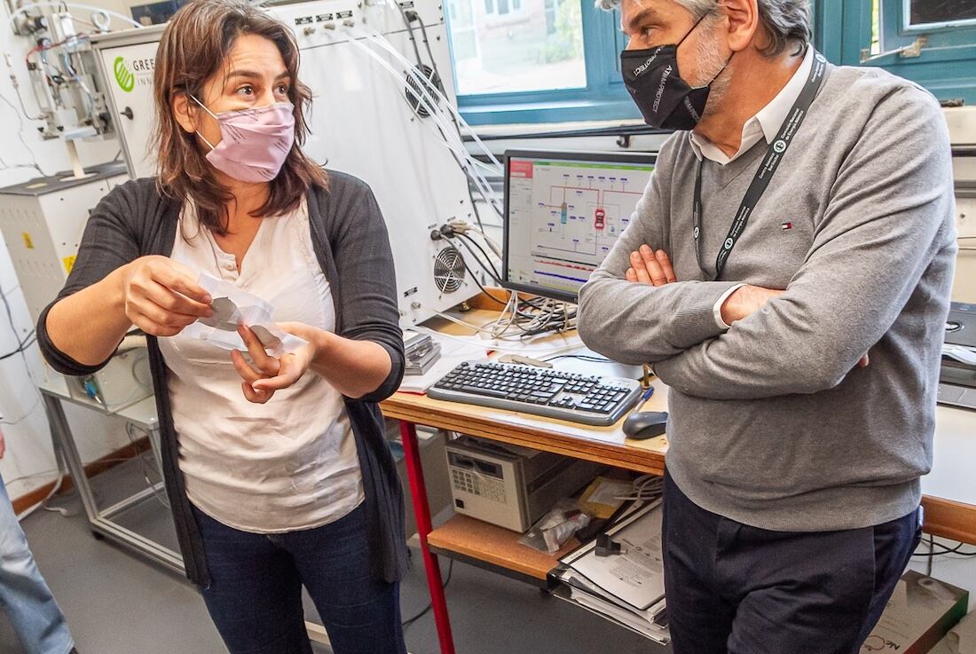 Liliana V. Mogni, doctora en Ciencias de la Ingeniería junto a Daniel Filmus, ministro de Ciencia, Tecnología e Innovación en el Instituto de Nanociencia y Nanotecnología (CNEA)