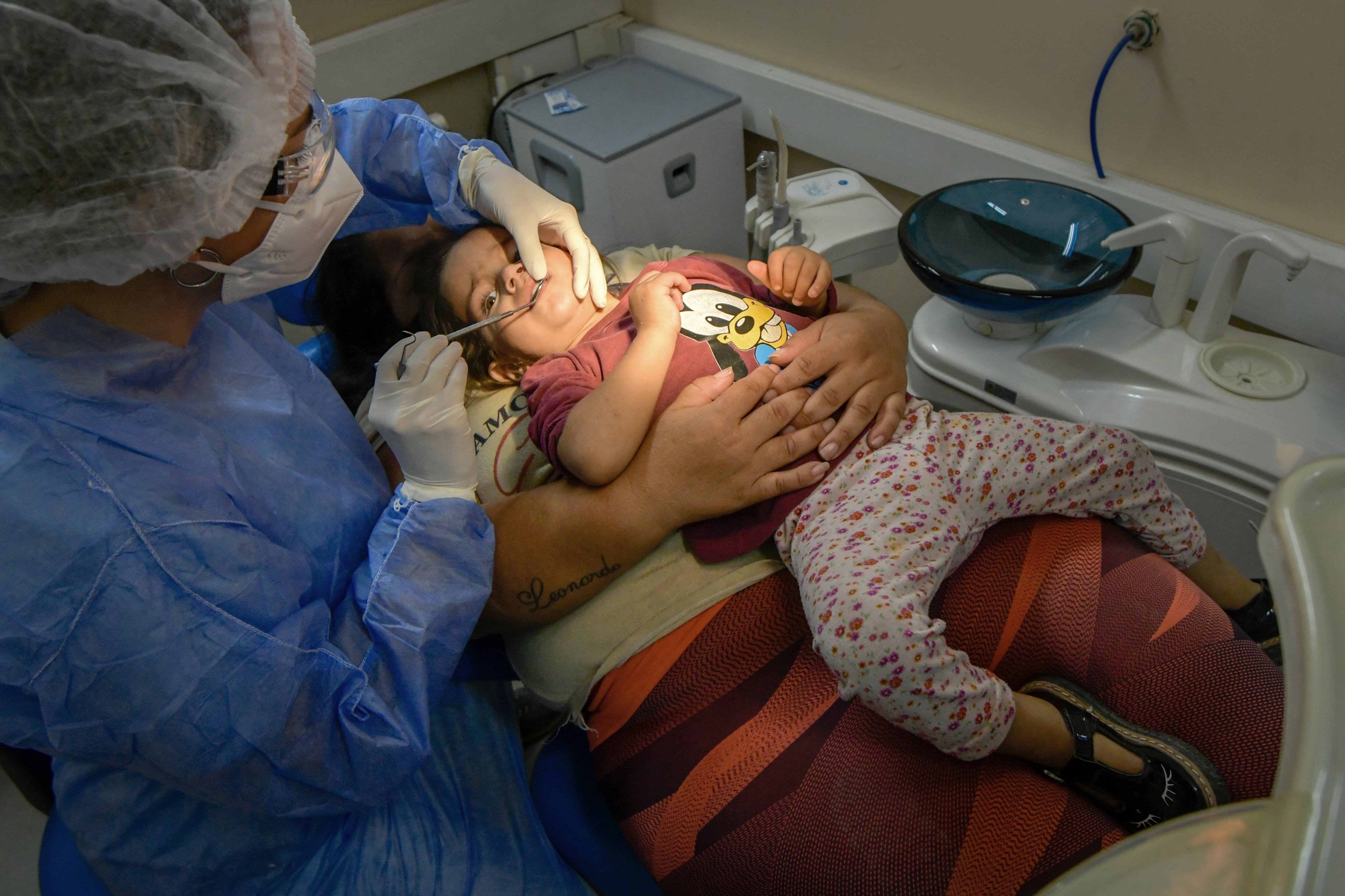 María Laura, desde temprano en su consultorio con los peques. Impacta la realidad, nos confiesa. Foto: Orlando Pelichotti