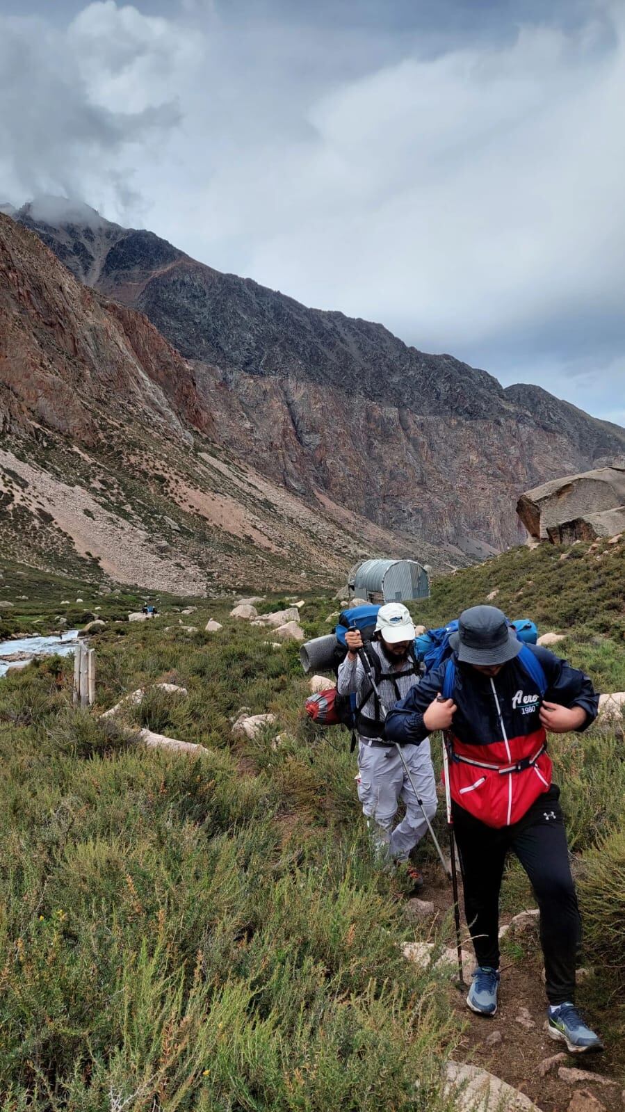 El camino al Cajón de Arenales, atrás puede verse el refugio de Arenales