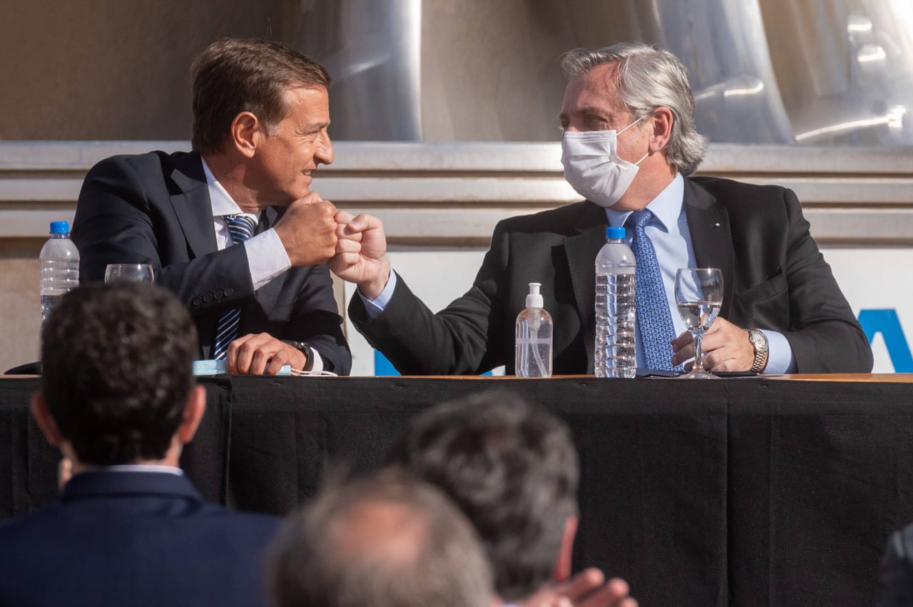 
El presidente Alberto Fernández junto al gobernador Rodolfo Suárez en 2021 cuando anunciaron el control mayoritario estatal en Impsa (Foto archivo Los Andes)