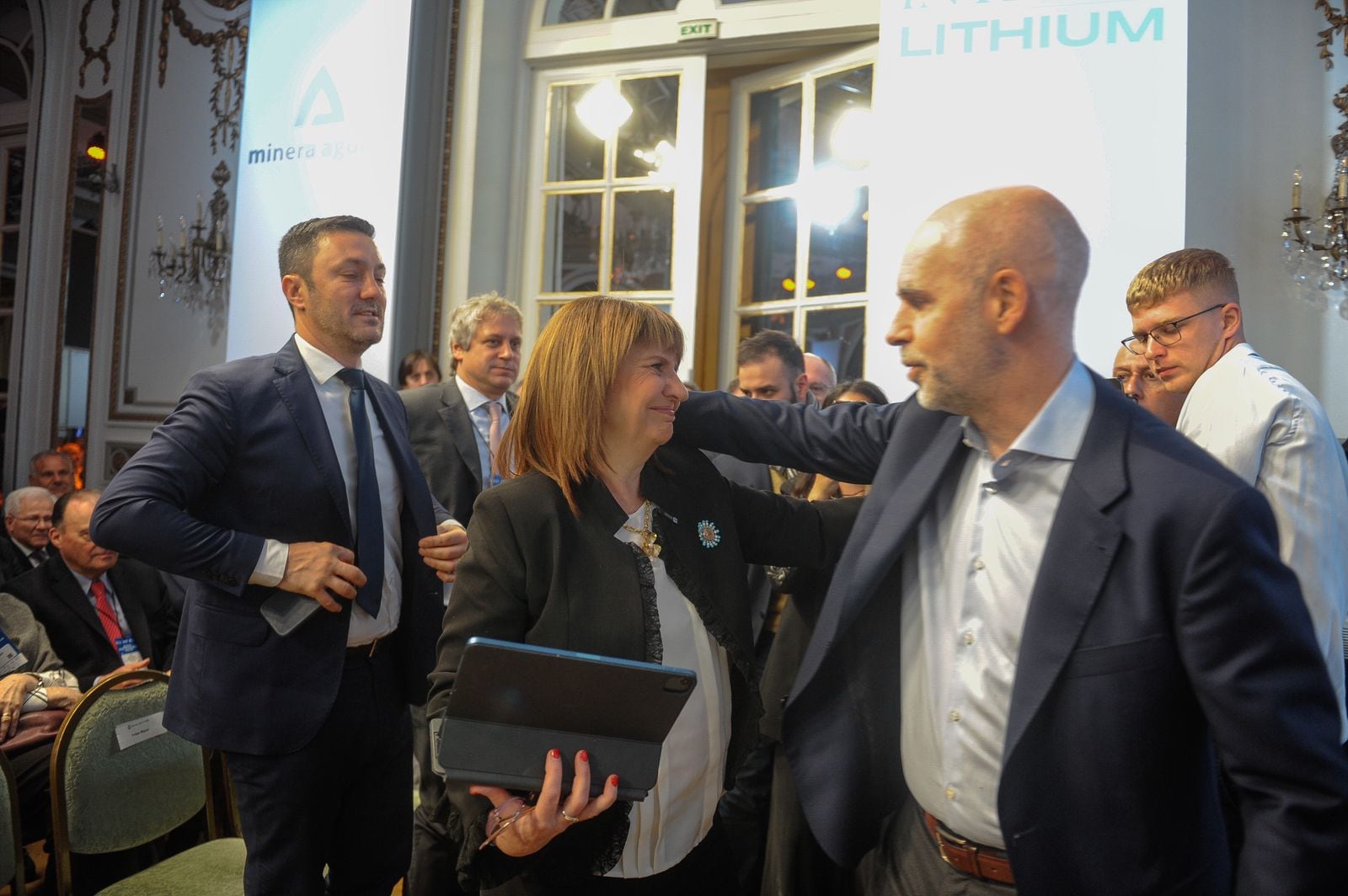 El saludo de Patricia Bullrich y Horacio Rodríguez Larreta en el foro del Consejo de las Américas (Foto: Federico López Claro)