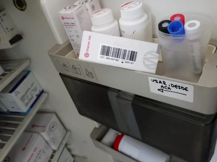 En el allanamiento se encontraron varios medicamentos vencidos, entre otras irregularidades.