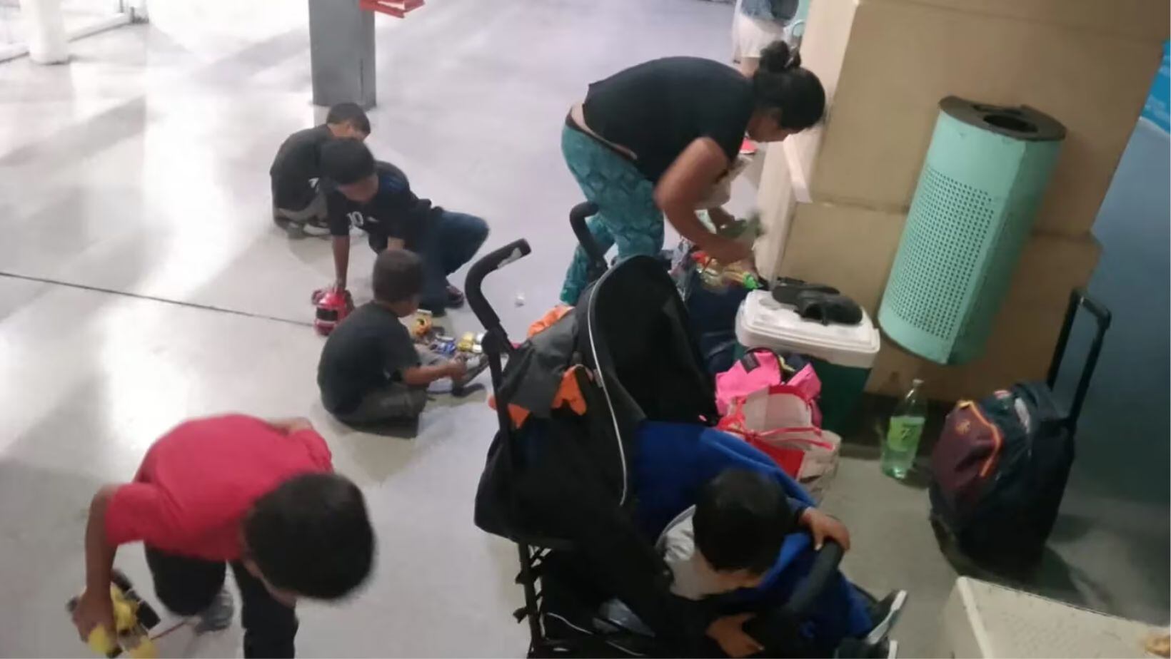 Páez, su esposa y sus hijos de 11, 9, 7, 5, 3 y un año terminaron varados en la Terminal de La Plata