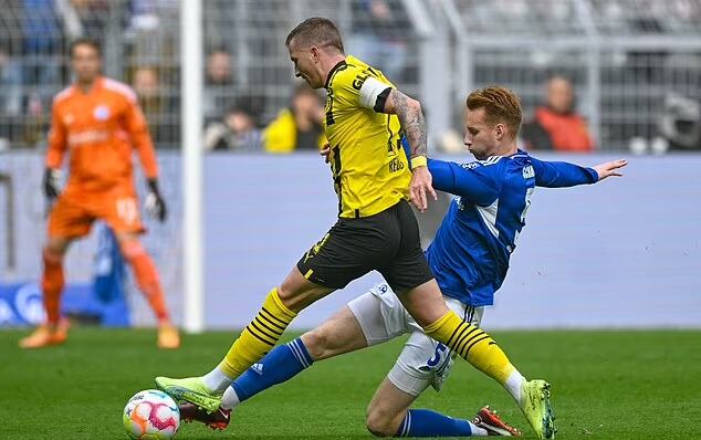 Marco Reus salió lesionado en la victoria del Borussia Dortmund ante el Schalke por 1-0