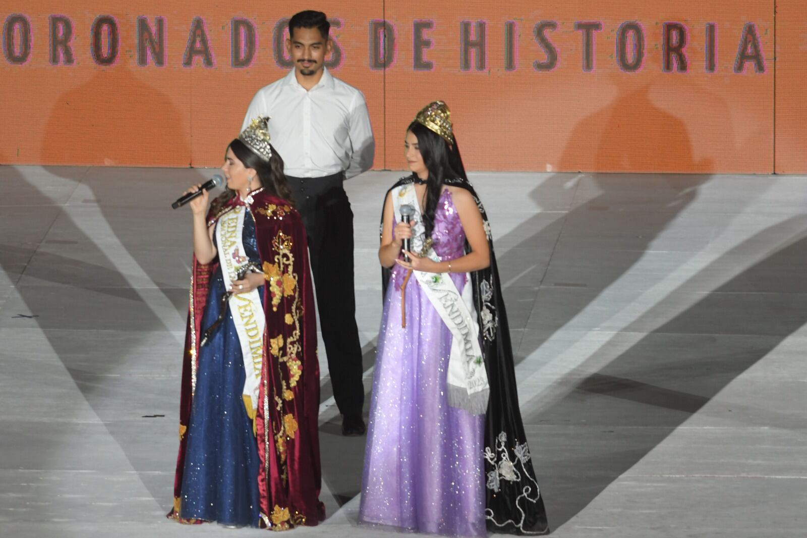 La Reina Nacional de la Vendimia 2023, Ana Laura Verde, y la Virreina Nacional, Gemina Navarro saludaron el teatro Fran Romero Day en su despedida durante el Acto Central de la Fiesta Nacional de la Vendimia 2024. Foto: Marcelo Rolland / Los Andes