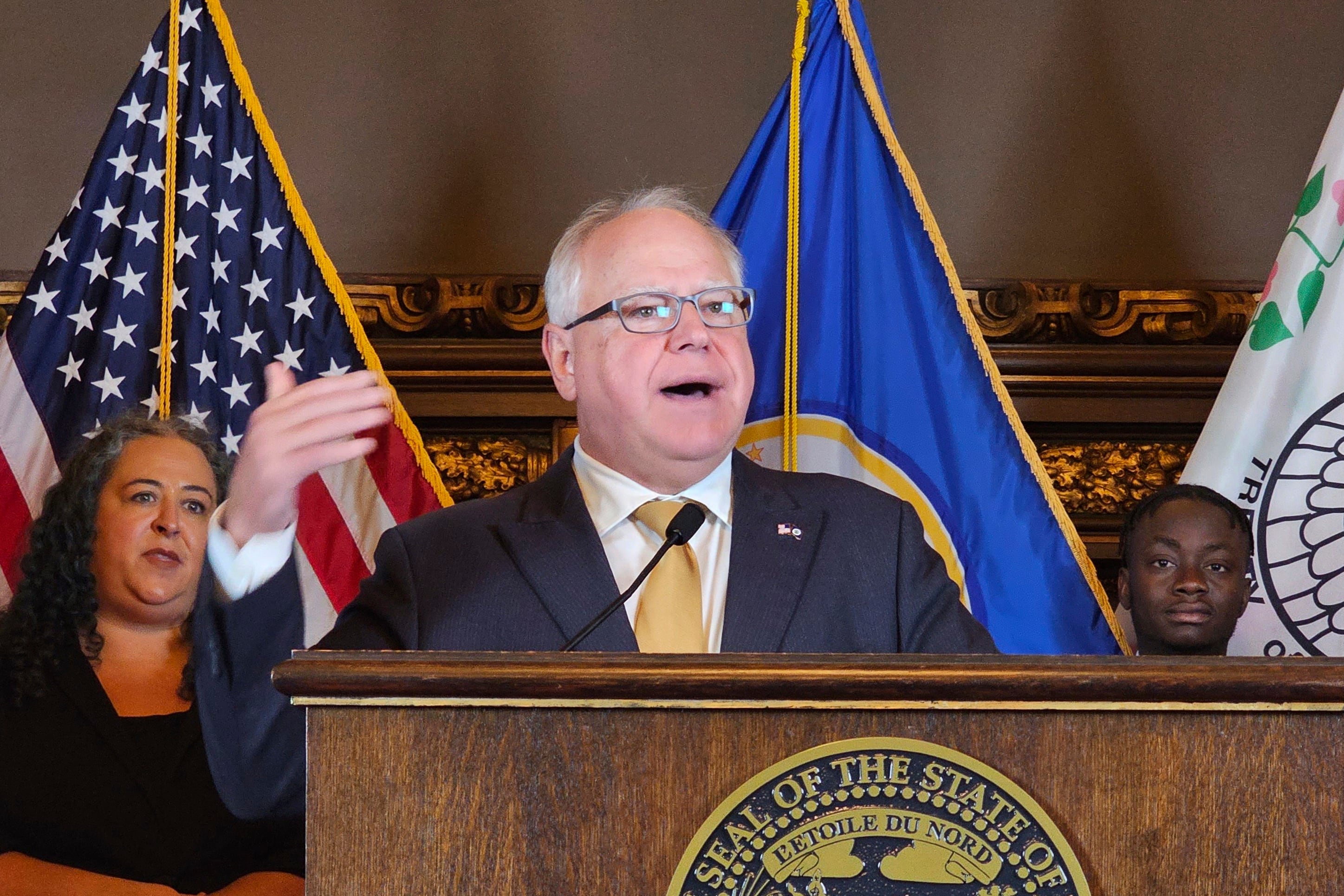 ARCHIVO - El gobernador demócrata de Minnesota, Tim Walz.