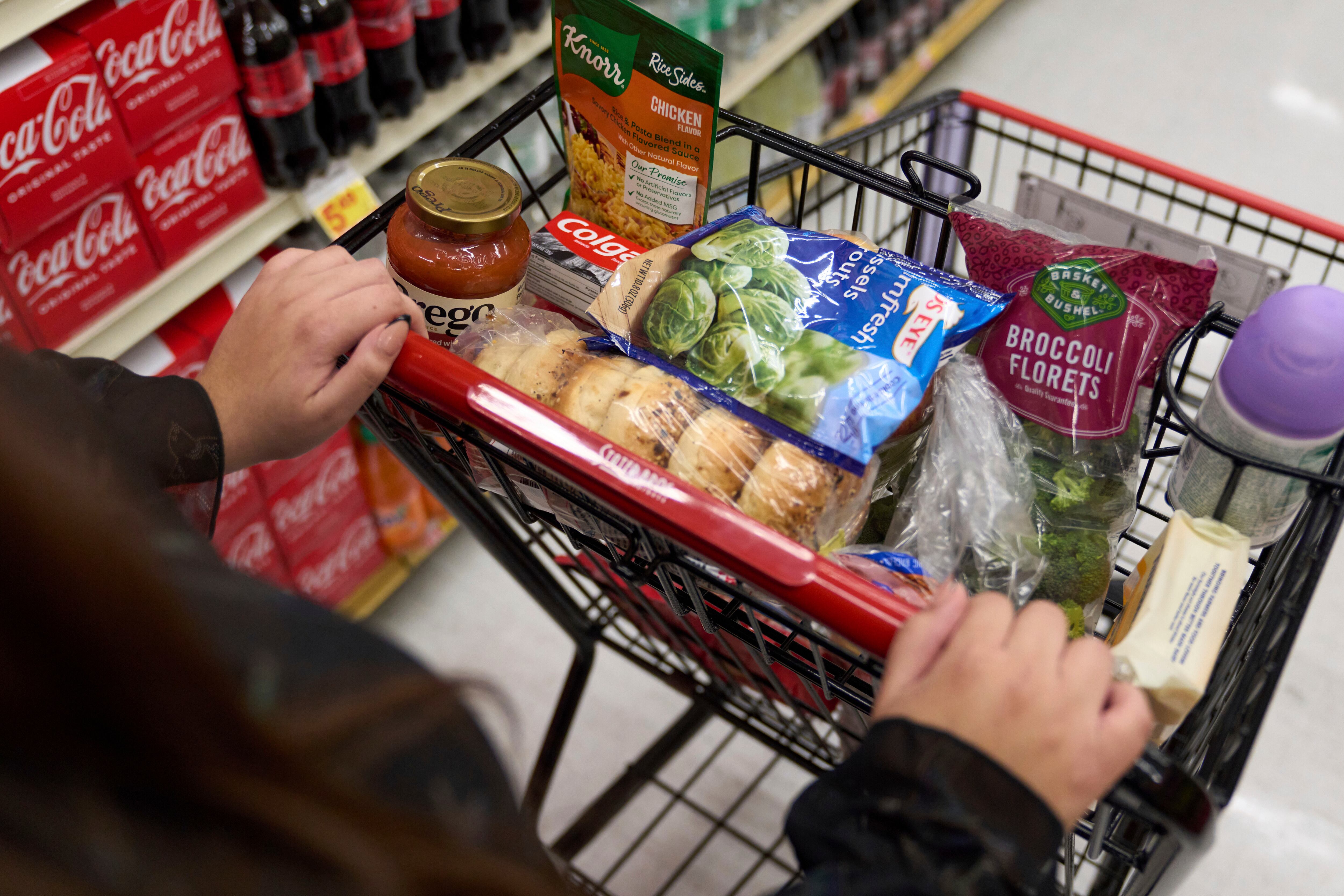 Precios de comida y productos varios en Argentina vs. España. Imagen ilustrativa. (Foto AP /Allison Dinner)